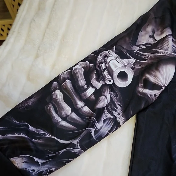 Graphic Skull Hoodie with Guns  NWOT - Picture 4 of 12